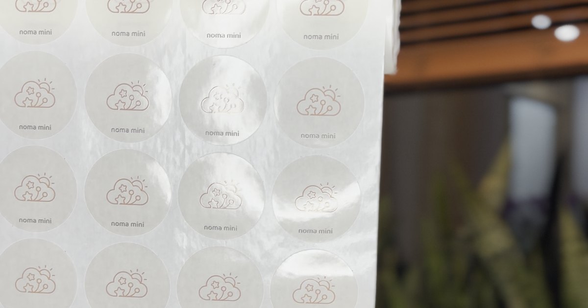 Cartela de adesivos Banim usada para lacrar a embalagem de cada pedido
