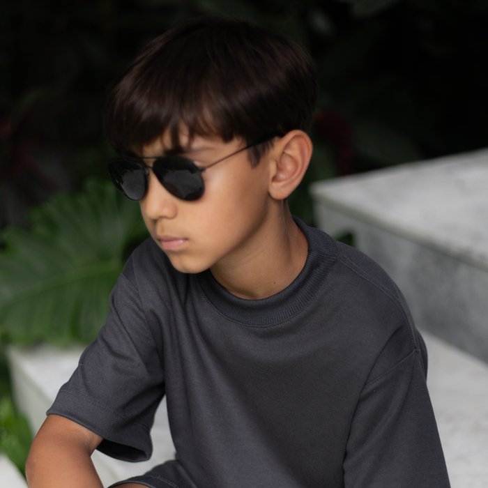 Criança vestindo o Conjunto Oversize Banim, cor Cinza Chumbo