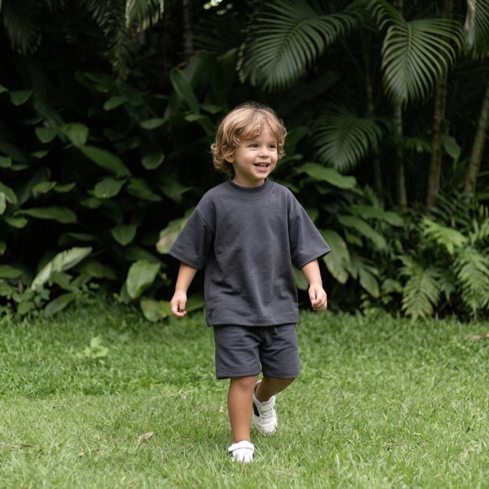 Criança vestindo o Conjunto Oversize Banim, cor Cinza Chumbo